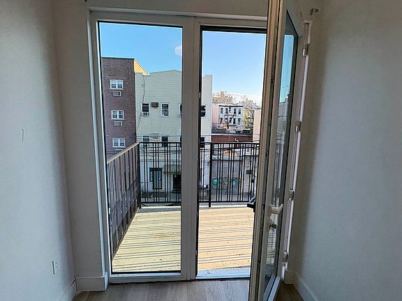 5th image of 139 Frost St Unit 3A