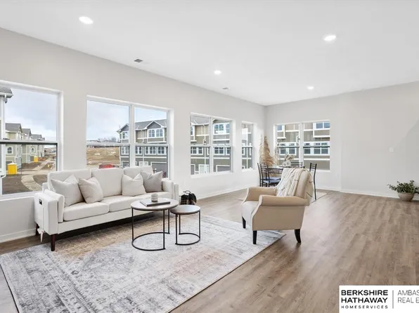 20858 T Plz, Elkhorn, NE 68022