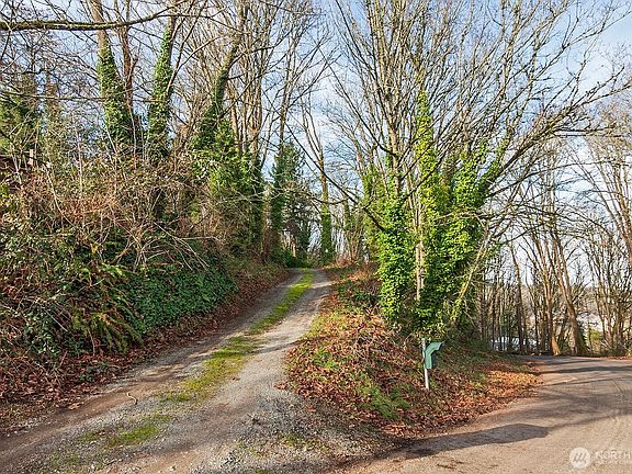 4th image of 4729 Mount View Drive S