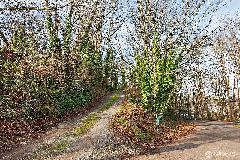 4th image of 4729 Mount View Drive S
