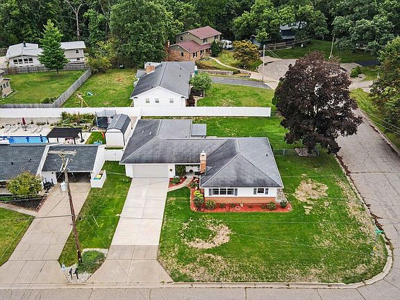 2nd image of 5215 Grosse Pointe St