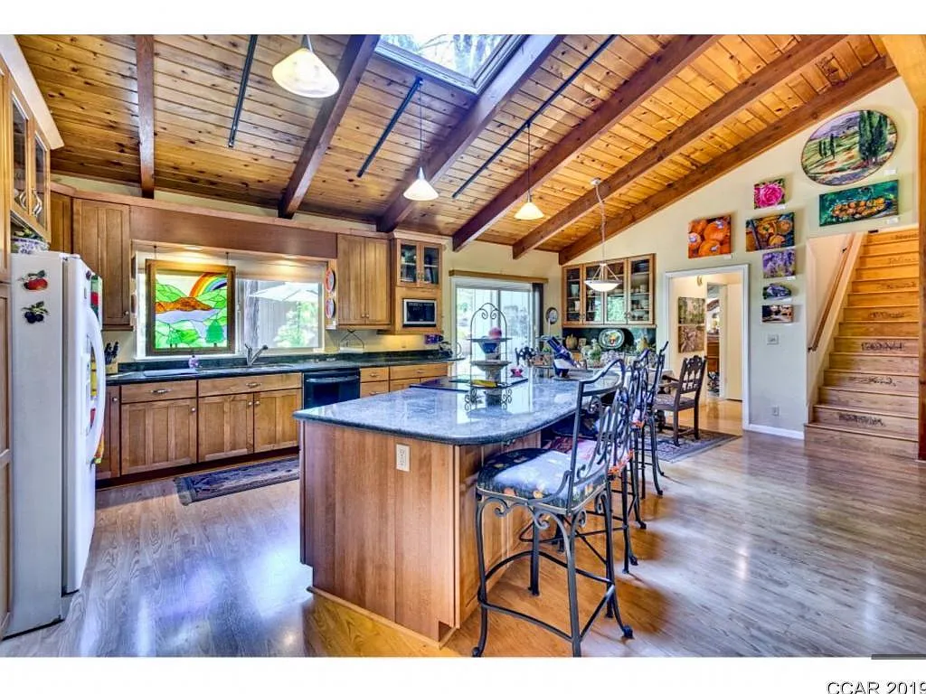 802 Larkspur Ln photo 1
