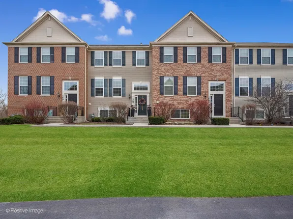 1589 Deer Pointe Dr, South Elgin, IL 60177