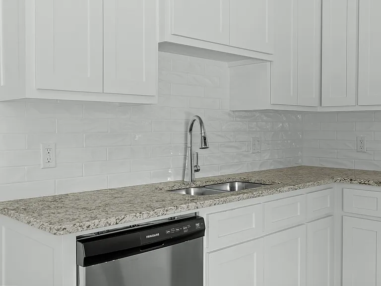 2290 W Tarleton St — Photo 7