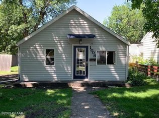1008 S 10th St, Grand Forks, ND 58201