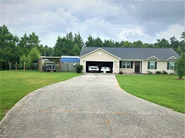 305 Big Tree Ln, Chinquapin, NC 28521