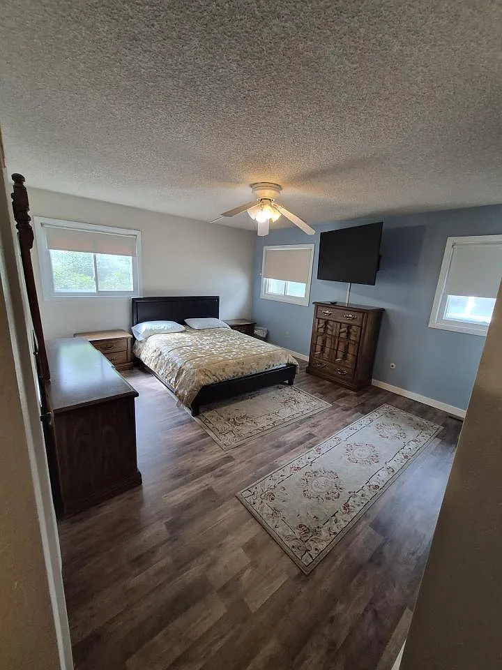 3 bed, 1.5 bath, 2100 sqft, $2,400 — Photo 4