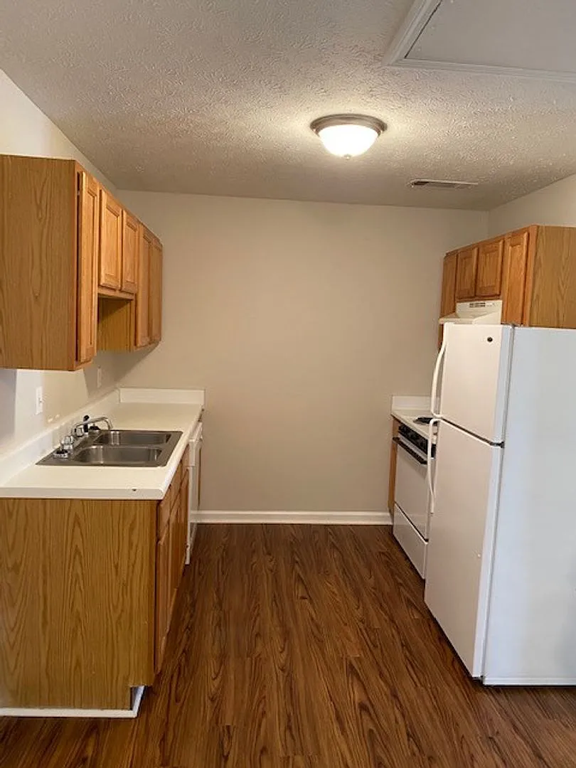 Building Photo - 209 E Wilson St #84