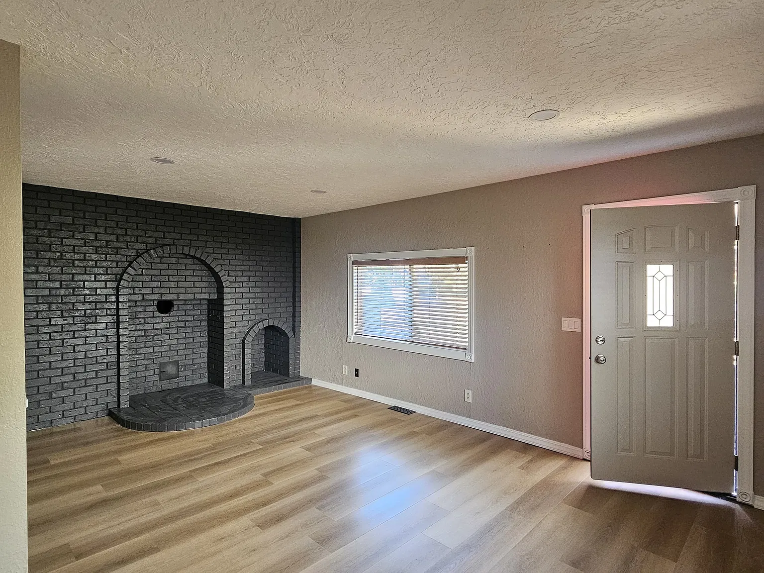 5 bed, 2540 sqft, $3,950 — Photo 2