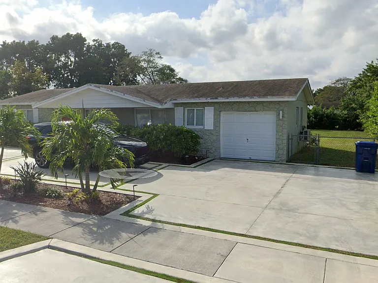 7270 SW 137th Ct — Photo 2