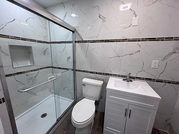 5th image of 307 Fairview St Floor 1