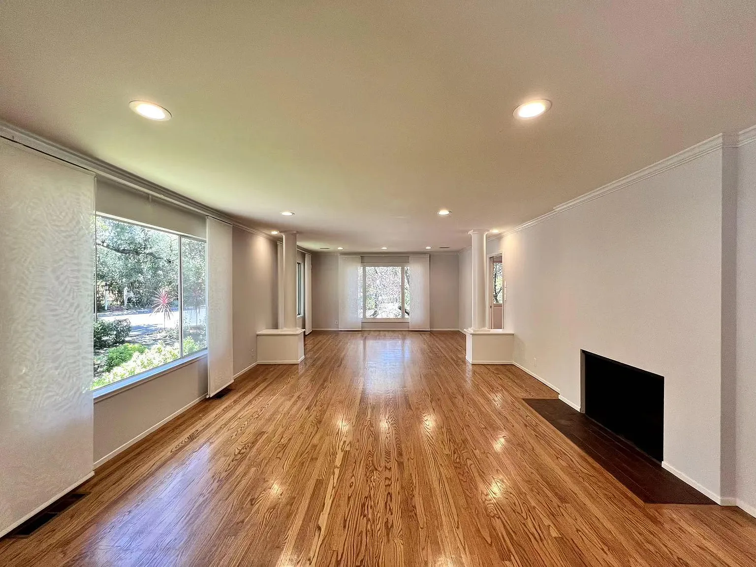 3 bed, 3.5 bath, 1960 sqft, $7,600 — Photo 3