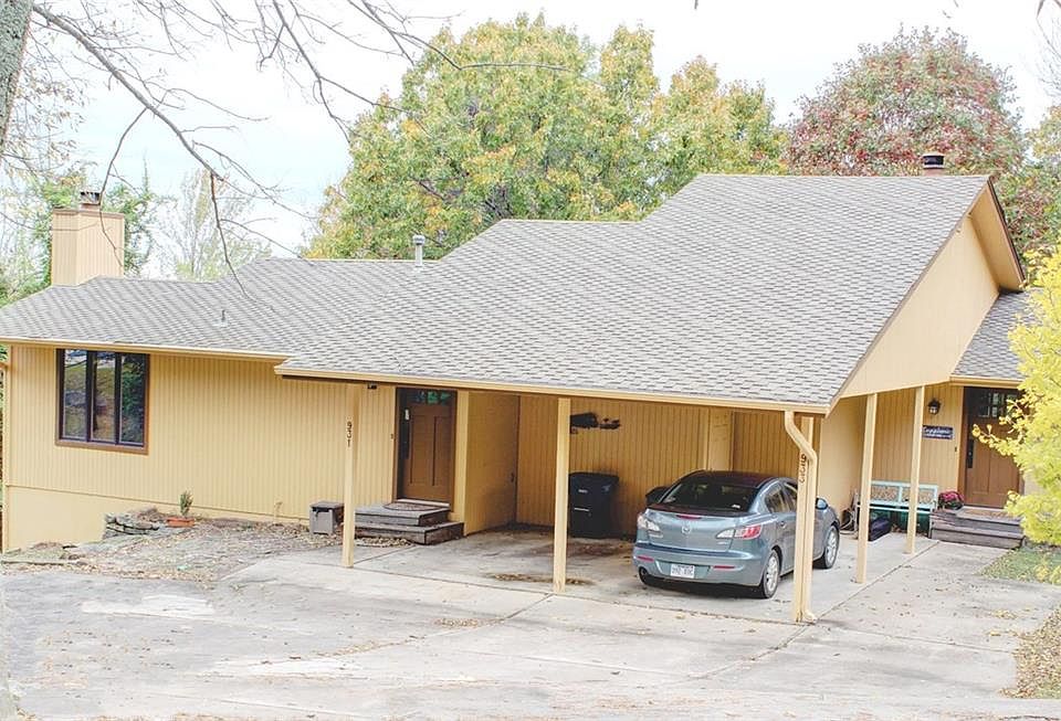 1st image of 931 & 933 N Oak Dr