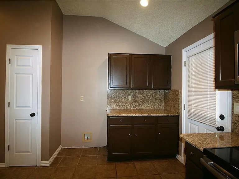 903 Ashmount Ln — Photo 17