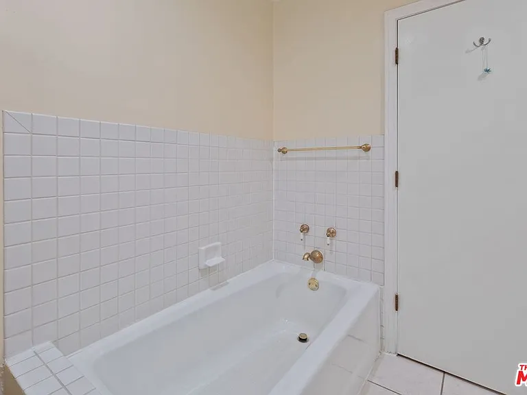 471 S Clark Dr — Photo 19
