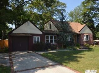 49 Abrew St, Bay Shore, NY 11706