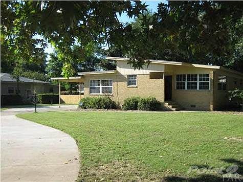 Great home in Cordova Park directly across from the Roger Scott Athletic Complex with swimming, tennis, basketball, softball, dog park and so much. Great schools. Call today for your tour.