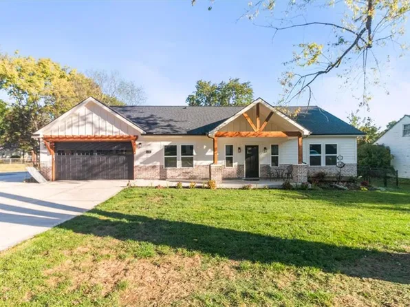 210 SW 7th St, Oak Grove, MO 64075
