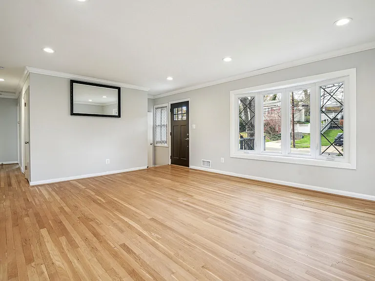 1204 Gladstone Dr — Photo 6