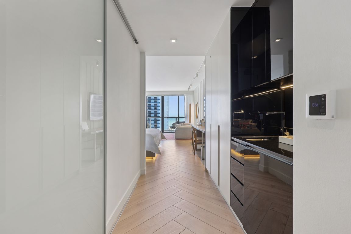 Collins Ave-1406-015.jpg