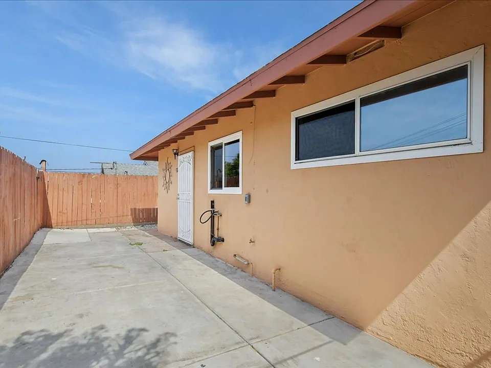 3875-77 Beta St