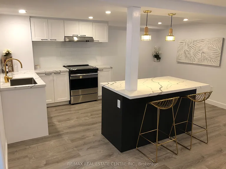 226 Howard Cres #LOWER — Photo 3