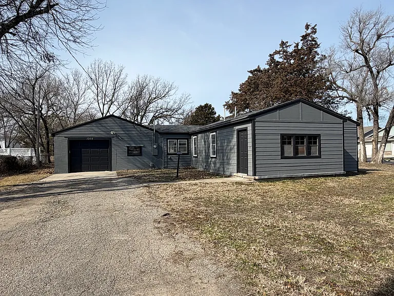 1049 N Main St — Photo 2