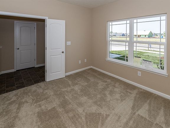 3rd image of 207 Thistle Wood Dr