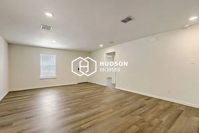 3 bed, 2.0 bath, 1090 sqft, $1,599 — Photo 3