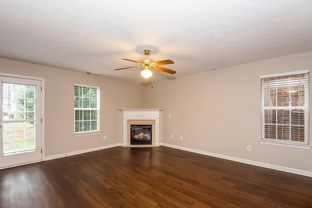 4 bed, 2.5 bath, 1982 sqft, $1,990 — Photo 2