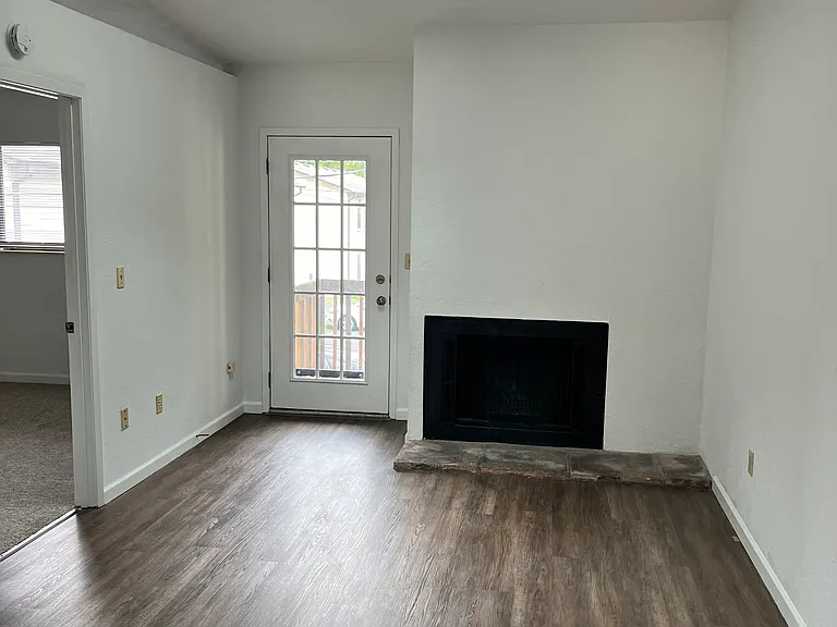 406 N Hesperia St #G — Photo 2