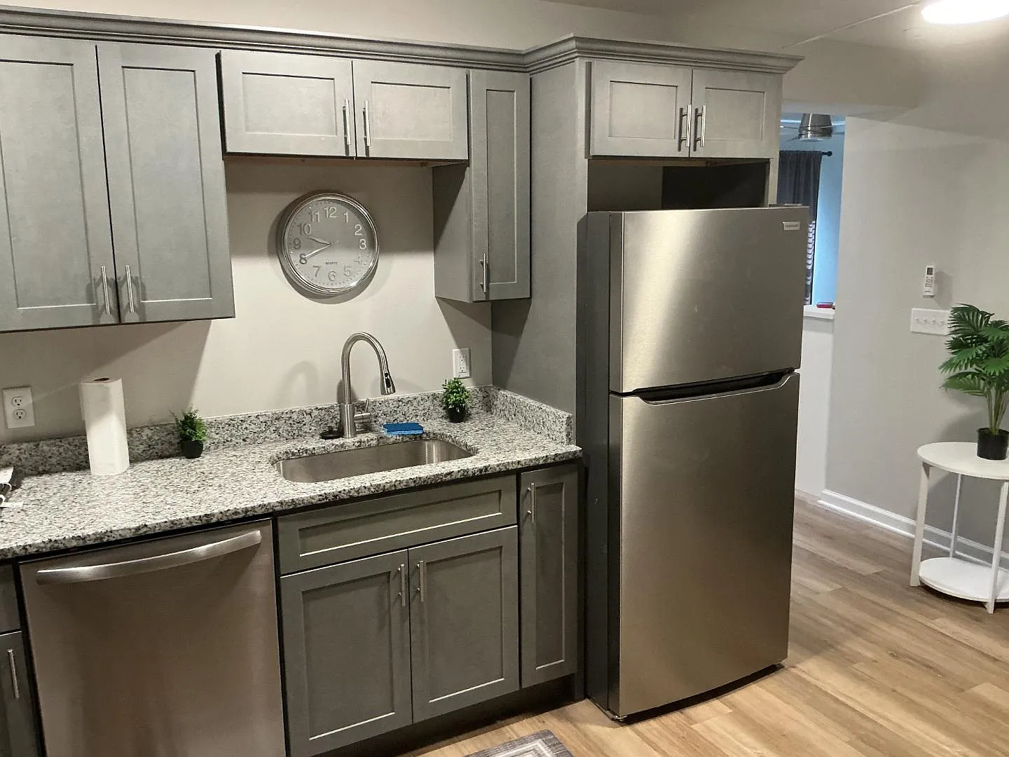 733 W 52nd St - Studio Unit A-1 — Photo 3