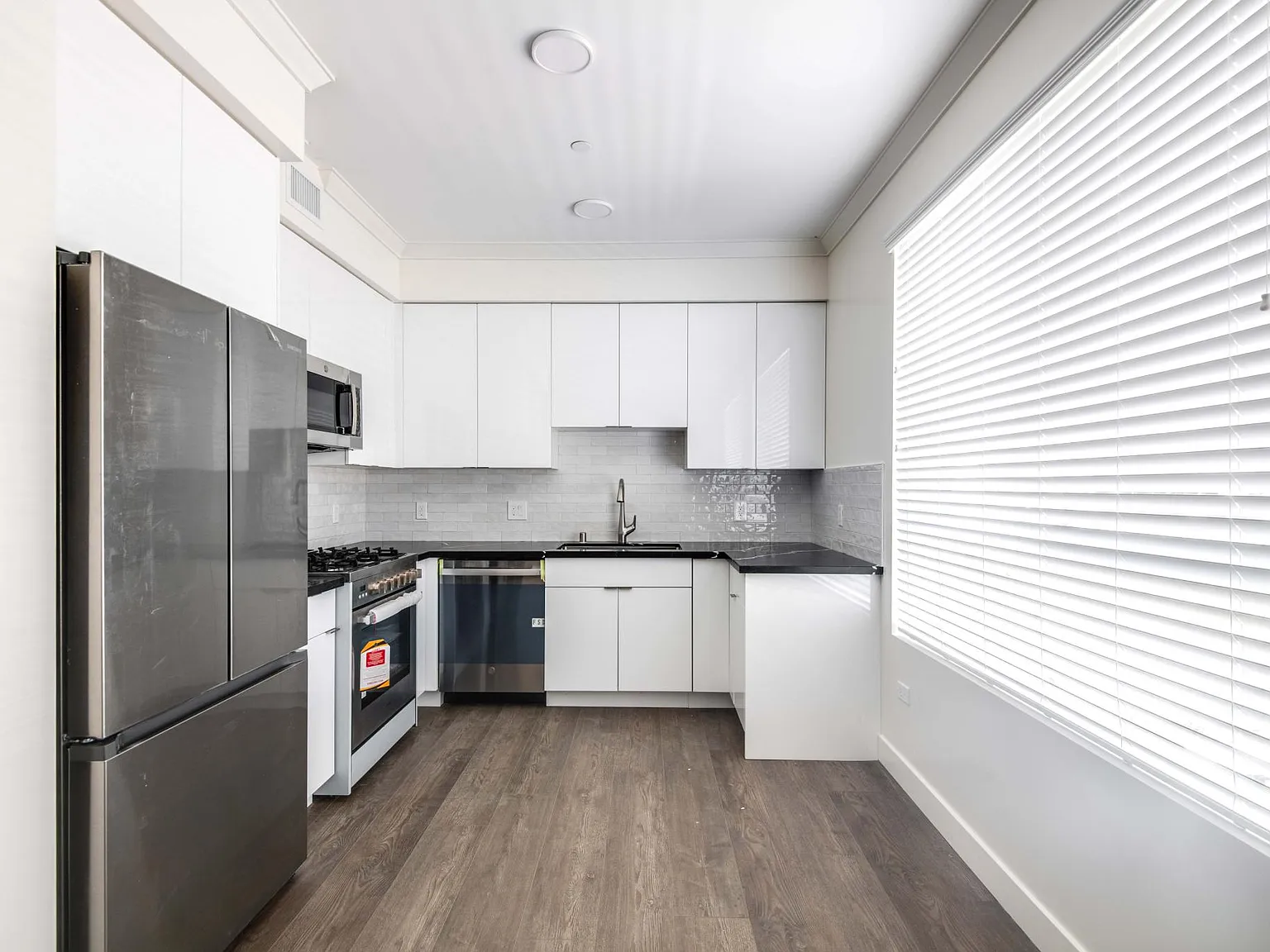 4 bed, 2.5 bath, 2250 sqft, $4,685 — Photo 4
