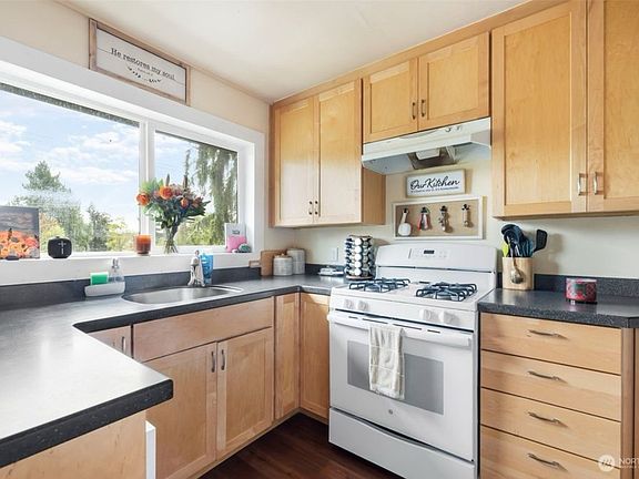 4th image of 906 15th St APT 3