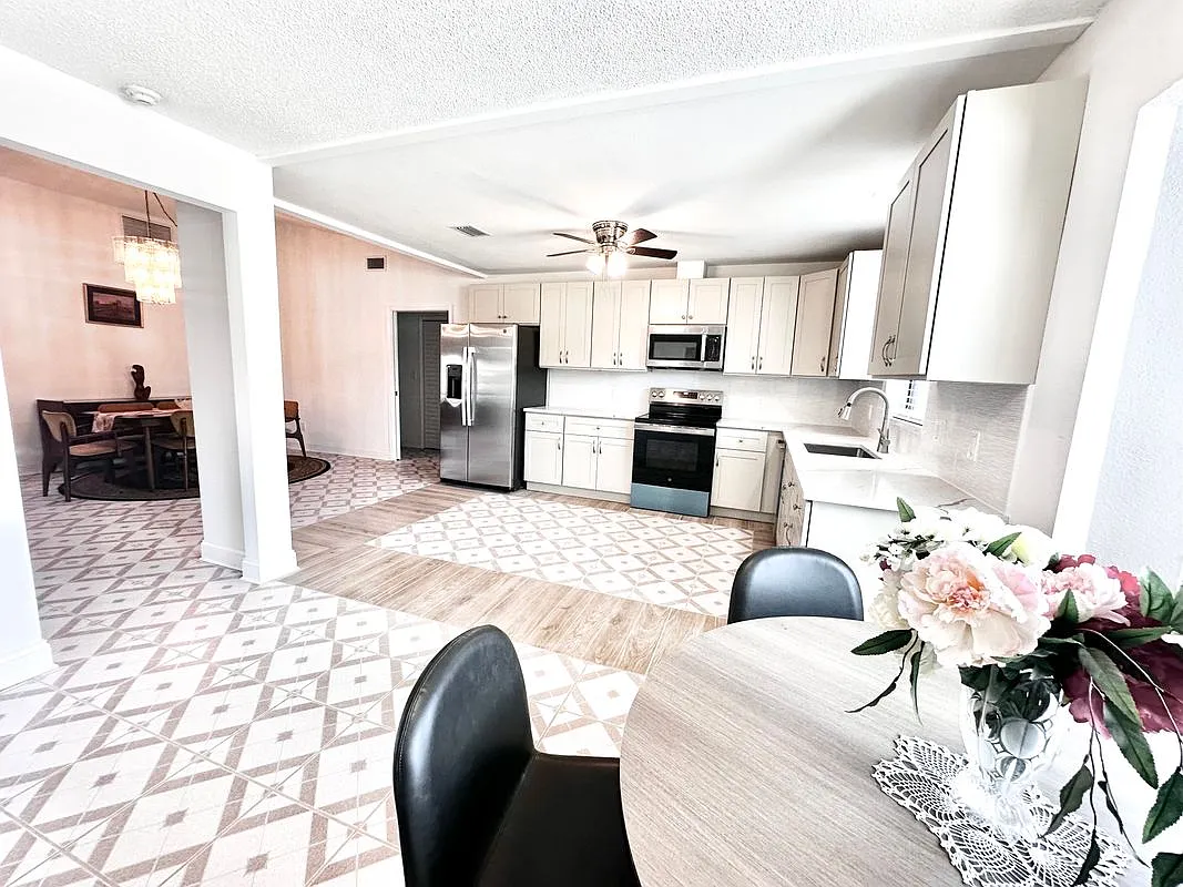 2 bed, 2.0 bath, 2084 sqft, $2,300 — Photo 4