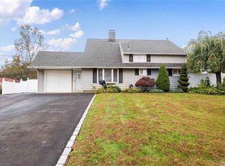 9 Teamster Ln, Levittown, NY 11756