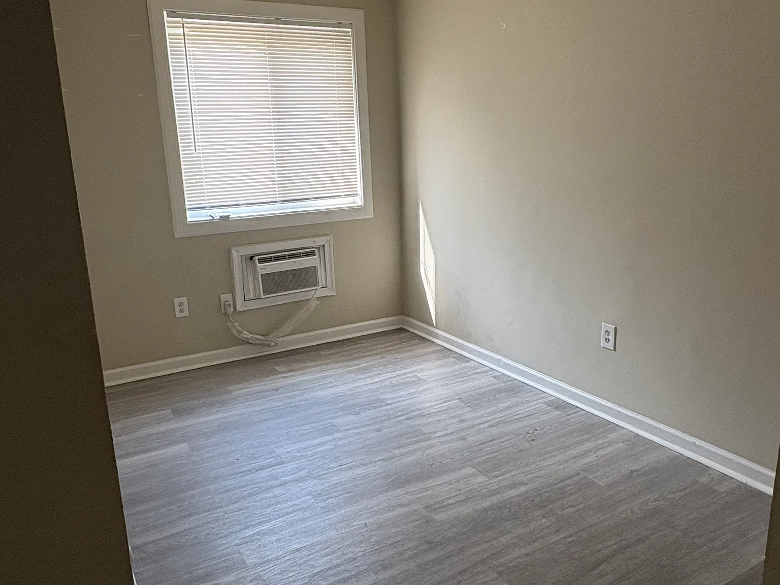 6 bed, 2400 sqft, $5,250 — Photo 2