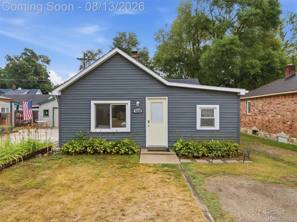 1039 Ennest Blvd, White Lake, MI 48386