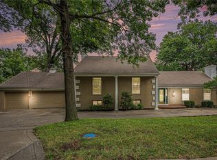 9815 Overbrook Ct, Leawood, KS 66206