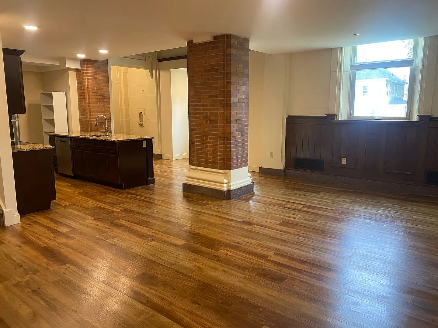 Spacious, modern apartments with historic details. — Photo 1