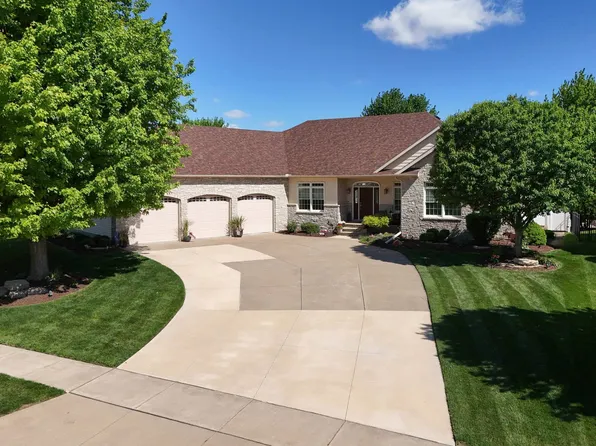 920 Rustic View Ct, Eldridge, IA 52748