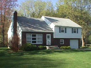 11 Roslyn Dr, Ballston Lake, NY 12019