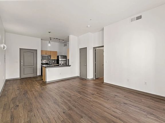 4th image of 301 West Ave #1129