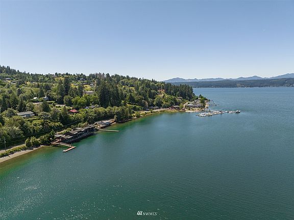 Walk to restaurants, Union store and marina. Approximately15 minutes to Shelton>