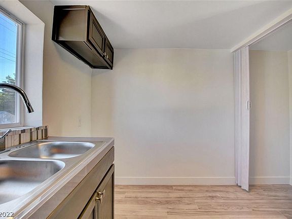 4th image of 1708 Cedar Ave #B