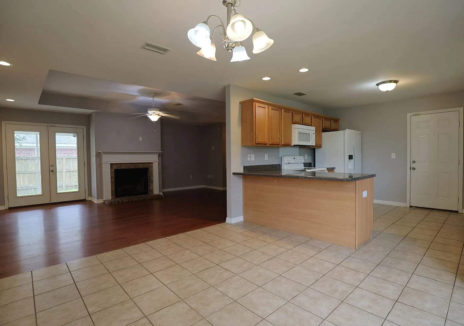 Beautiful 3-Bedroom Home in Overton Place — Photo 4