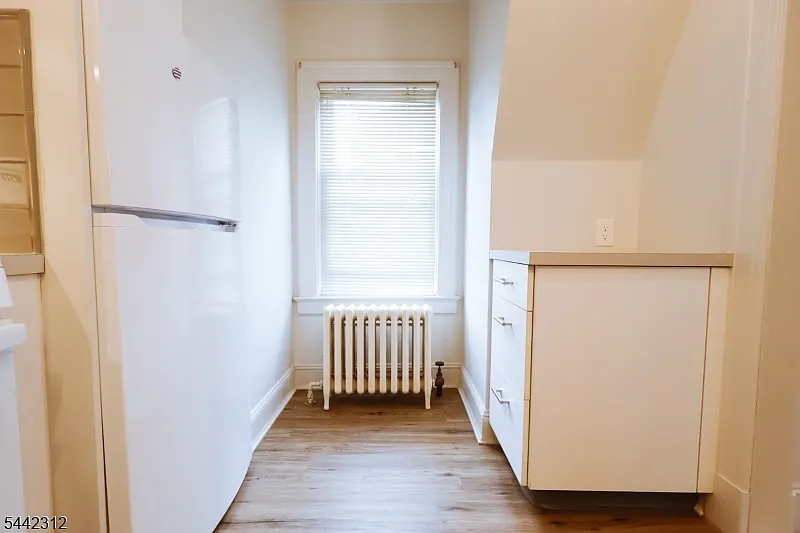 2 bed, 1.0 bath, $1,900 — Photo 3