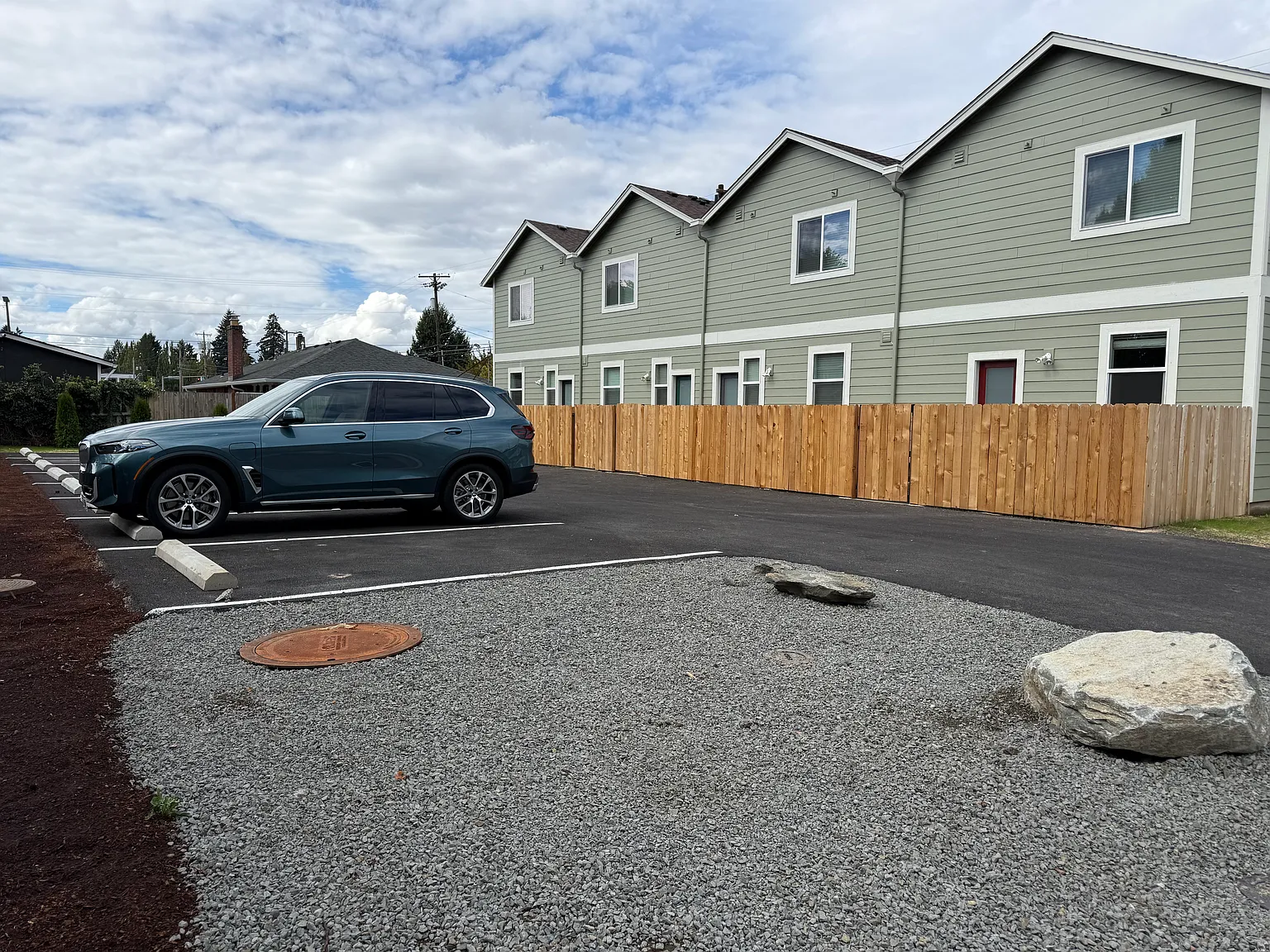 3 bed, 1.5 bath, 1240 sqft, $2,400 — Photo 2