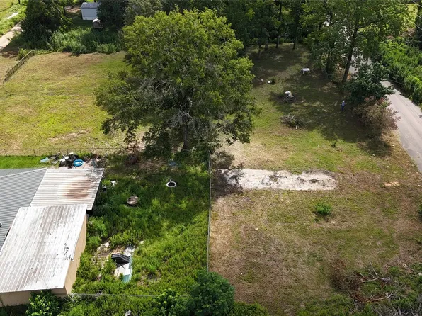 606 W Powell St, Willis, TX 77378