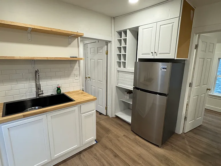 2118 W 17th St #2 — Photo 4